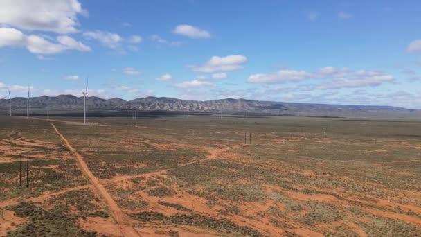 Aeronave Drones Movendo Para Trás Estrada Deserto Outback Australiano Com — Vídeo de Stock