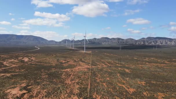 Paralaksa Powietrzna Dronów Farmy Wiatrowej Energii Odnawialnej Pustynnym Kraju Australia — Wideo stockowe