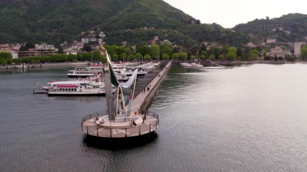 Luchtfoto Van Het Leven Elektrische Sculptuur Haven Van Het Comomeer — Stockvideo