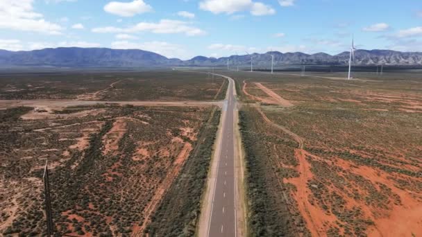 Drone Aérea Sobre Carretera Del Desierto Australiano Cerca Parque Eólico — Vídeos de Stock