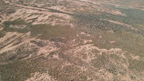 在澳大利亚干燥的沙漠腹地上空架起无人驾驶飞机 前往山区附近的可再生能源风力发电厂 — 图库视频影像