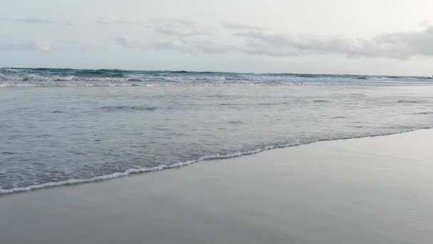 Low Angle Sea Level Pov Waves Breaking Beach Shore Noosa — Vídeo de Stock