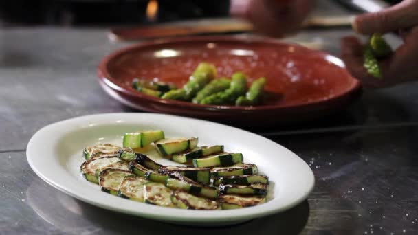 粘土の台地にアスパラとズッキーニを盛り付け ベジタリアングリーンサラダを準備する — ストック動画