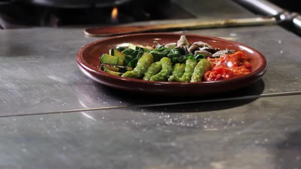 大厨用芦笋 甜菜和烤红辣椒做的蔬菜沙拉 — 图库视频影像