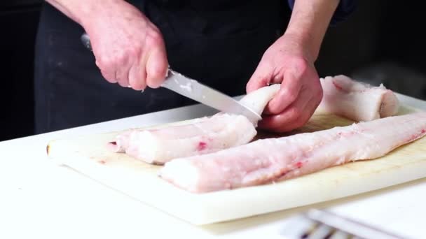 Ένας Ιχθυοπώλης Καθαρίζει Ένα Ψάρι Μπακαλιάρο Φτιάχνοντας Μερίδες Για Εστιατόριο — Αρχείο Βίντεο