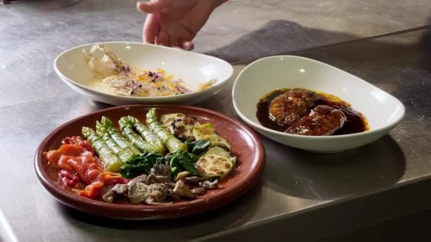 Chef Pega Sai Câmera Prato Peixe Frito Enquanto Salada Verde — Vídeo de Stock