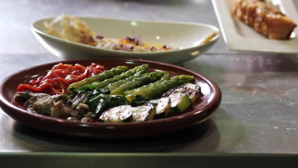 Rusher Bacon Vem Terminar Uma Refeição Equilibrada Cheia Salada Asparagus — Vídeo de Stock