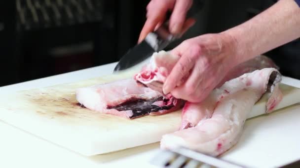 厨师正在餐馆里给一条鳕鱼做鱼片 后续行动 — 图库视频影像