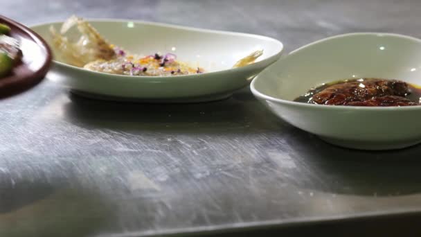 Ensalada Verde Plato Héroe Que Viene Tomar Carne Fuera Lugar — Vídeo de stock