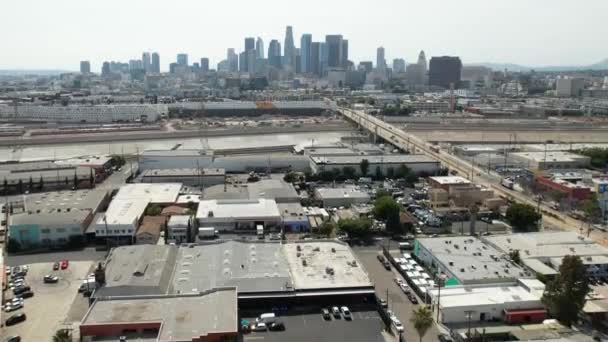 从洛杉矶工业区和仓库上方升起 可以看到著名的天际线 上升的空中景观 — 图库视频影像