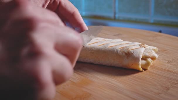 Kezek Vágás Anabolikus Tonhal Csomagolás Tonhal Zsírszegény Sajt Brokkoli Tortilla — Stock videók