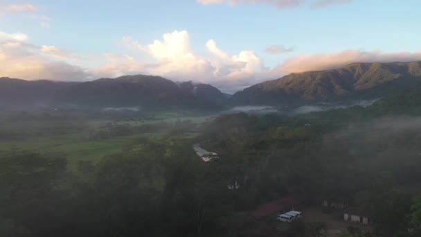 Foggy Sunrise Mountain Peak Tiro Aéreo — Vídeo de stock