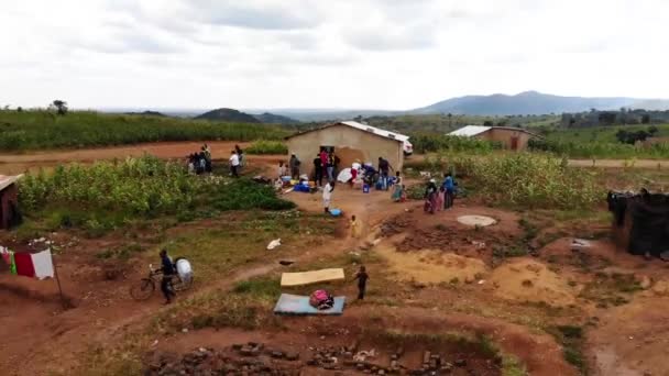Skupina Terénních Pracovníků Africe Mytí Obličeje Rukou Drone View — Stock video