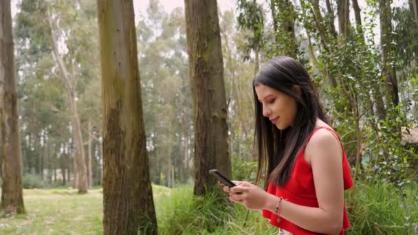 Young Brunette Latina Woman Using Her Smartphone Sitting Bench Relaxing — Video