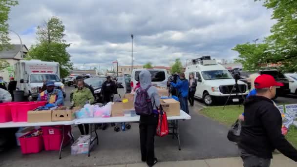 Local Residents Offering Goods Supplies Neighborhood Mass Shooting Closed Main — Vídeos de Stock