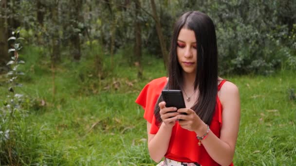 Retrato Una Joven Latina Usando Teléfono Inteligente Mientras Está Pie — Vídeos de Stock