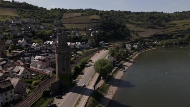 Oberwesel Germany Drone Follows Traffic Village Town Passing Old Castle — Stockvideo