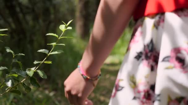 Närbild Ung Kvinna Som Bär Vacker Blomma Mönster Klänning Går — Stockvideo