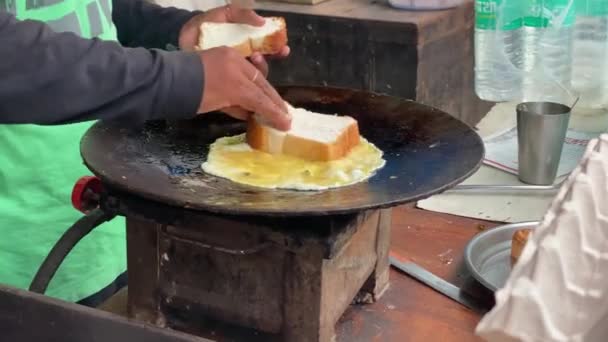 Человек Приготовления Хлеба Тост Смешивания Яйцами Горячей Сковороде Стали Пшеничным — стоковое видео