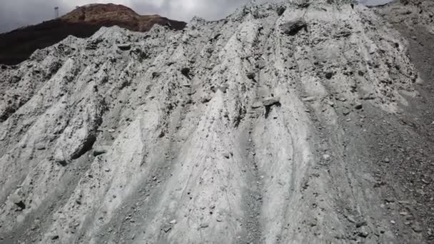 Montanha Cume Rochosa Nos Alpes Suíça Dia Nublado Com Drone — Vídeo de Stock