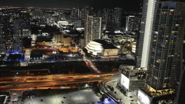 Nachtverkeer Downtown Miami Florida Usa Gebouwen Straten Het Licht Hoge — Stockvideo