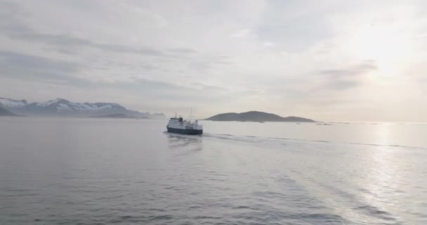 Cruzeiro Balsa Golden Hour Para Senja Island Noruega Arco Aéreo — Vídeo de Stock