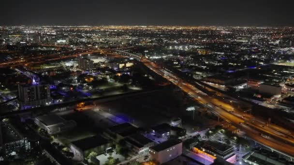Μαϊάμι Φλόριντα Ηπα Νύχτα Πολύχρωμα Φώτα Κτίρια Και Οδική Κυκλοφορία — Αρχείο Βίντεο