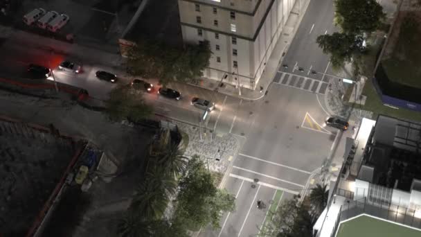 Vista Dall Alto Verso Basso Del Traffico Notturno Nel Centro — Video Stock