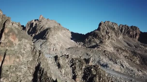 スイスアルプス 氷河と青空 ドローンの空中ビューでロッキー山脈のピーク — ストック動画
