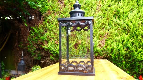 Dekorative Gotische Schwarze Metallic Lampe Auf Gartenbank Kiefernholz Tisch Billige — Stockvideo