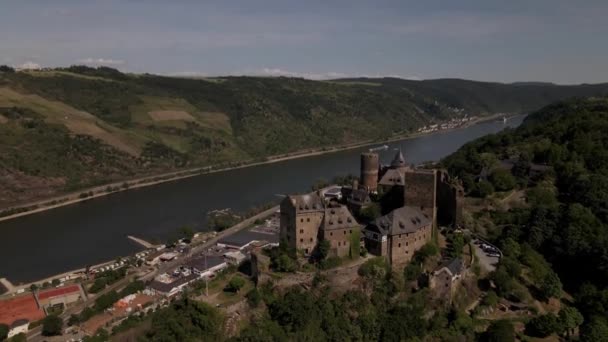 Drone Ansicht Einer Alten Mittelalterlichen Burg Hoch Über Dem Rhein — Stockvideo