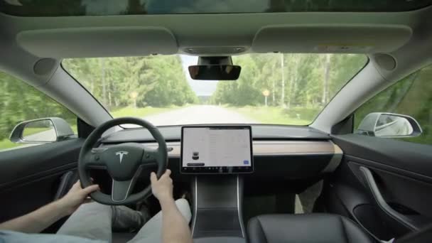 Tesla Model Interieur Rijden Een Hoofdweg Het Platteland — Stockvideo