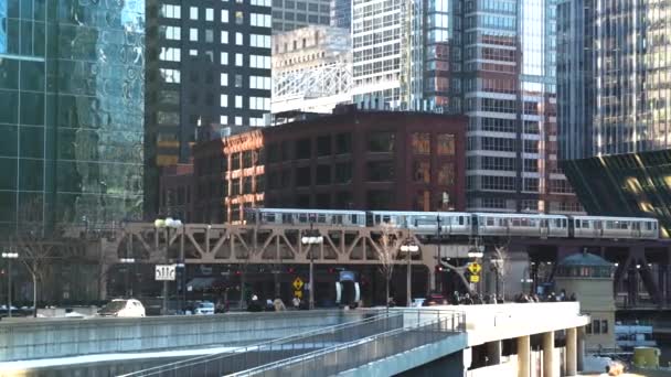 Chicago Tren Pasando Puente Zona Centro Sobre Riverwalk Por Rascacielos — Vídeos de Stock