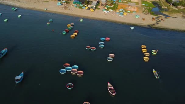 越南梅内渔村海岸的彩色艳丽的传统船用船用船用船用船用船用船用船用船用船用船 — 图库视频影像