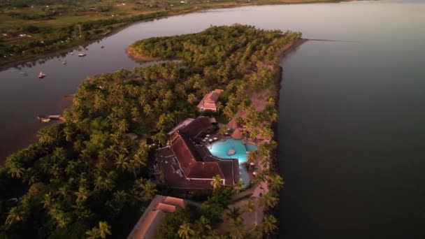 Drone Circling Doubletree Resort Fiji Sunrise — ストック動画