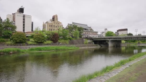 Ribeira Rio Kamogawa Kyoto Primavera Overcast Day Japão — Vídeo de Stock