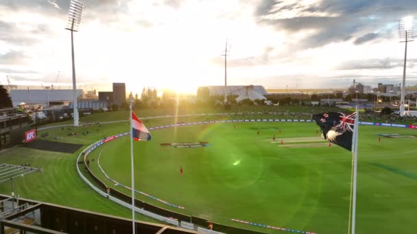 日落时的空中平底锅 镜头闪烁着荷兰和新西兰国旗的光芒 板球一种国际性的板球游戏 — 图库视频影像