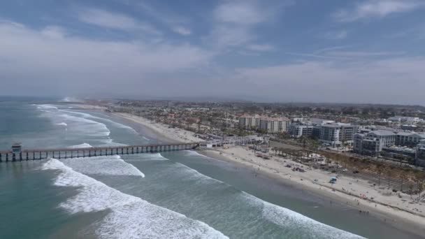 Oceanside California Beach Pier Pessoas Brincando Costa Dia Ensolarado Descendente — Vídeo de Stock