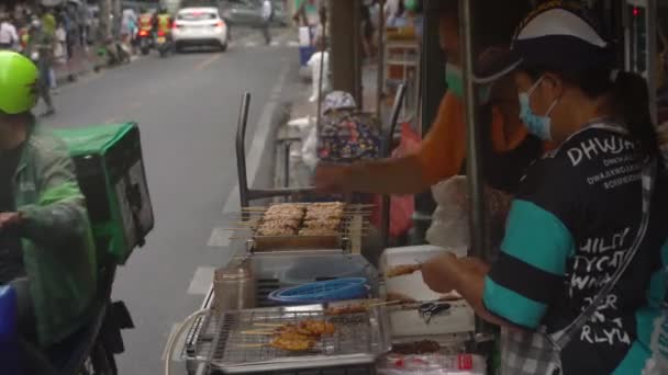 Street Żywności Stragan Sprzedaży Szaszłyki Soi Sala Daeng Lom — Wideo stockowe