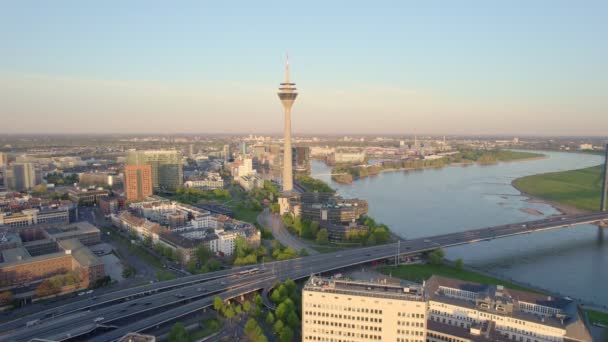 Rhen Torn Och Morgon Trafik Passerar Rhen Bron Düsseldorf Drone — Stockvideo