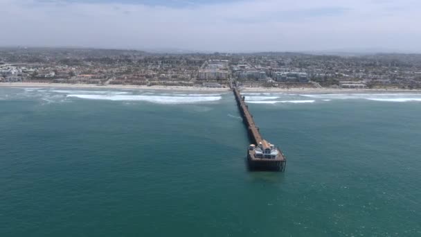 Scrolling Horizontal Shot Beach Pier Sunny Day People Playing Surf — Wideo stockowe