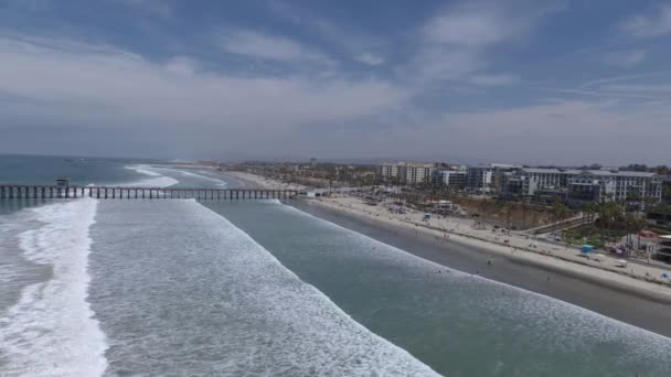 Oceanside Beach Pier Zonnige Dag Mensen Spelen Het Water Golven — Stockvideo