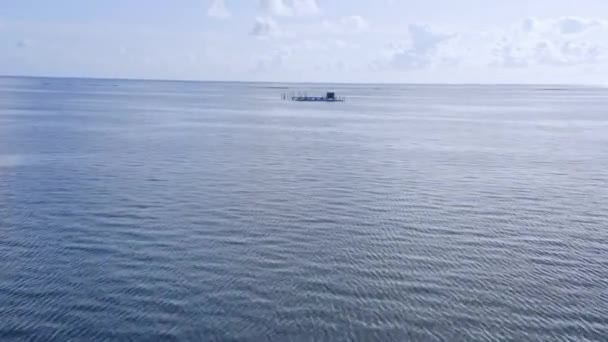 Drone Volando Sobre Mar Hacia Delfinario Alta Mar Dolphin Island — Vídeos de Stock