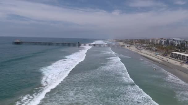 Waves Coming Shoreline Sunny Day People Playing Beach Water Waves — Stok video