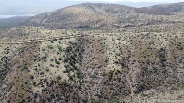 Drone Vídeo Arizona Montanhas Deserto Com Carro Dirigindo Distância — Vídeo de Stock