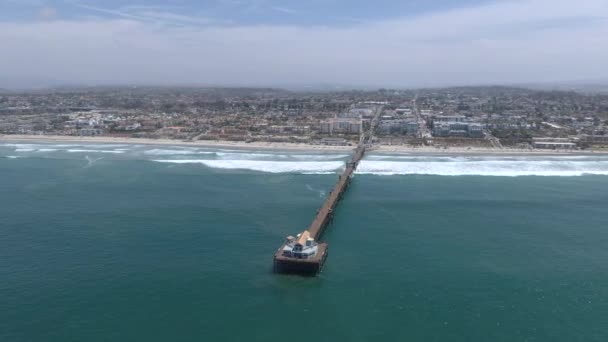 Strandpier Zonnige Dag Oceanside Californië Mensen Spelen Water Golven Luchtdrone — Stockvideo