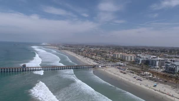 People Playing Shoreline Sunny Day Oceanside California Beach Pier Static – stockvideo