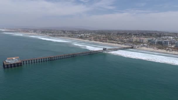 Drone Flying Beach Pier California Horizontal Shot People Playing Water — стокове відео