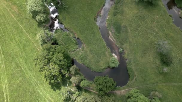 Une Vue Aérienne Minuscule Rivière Arrow Pendant Elle Tord Travers — Video