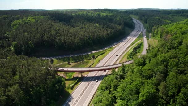 Schöne Luftaufnahme Der Brücke Kreuzung Und Autobahn Verkehr Green Forest — Stockvideo